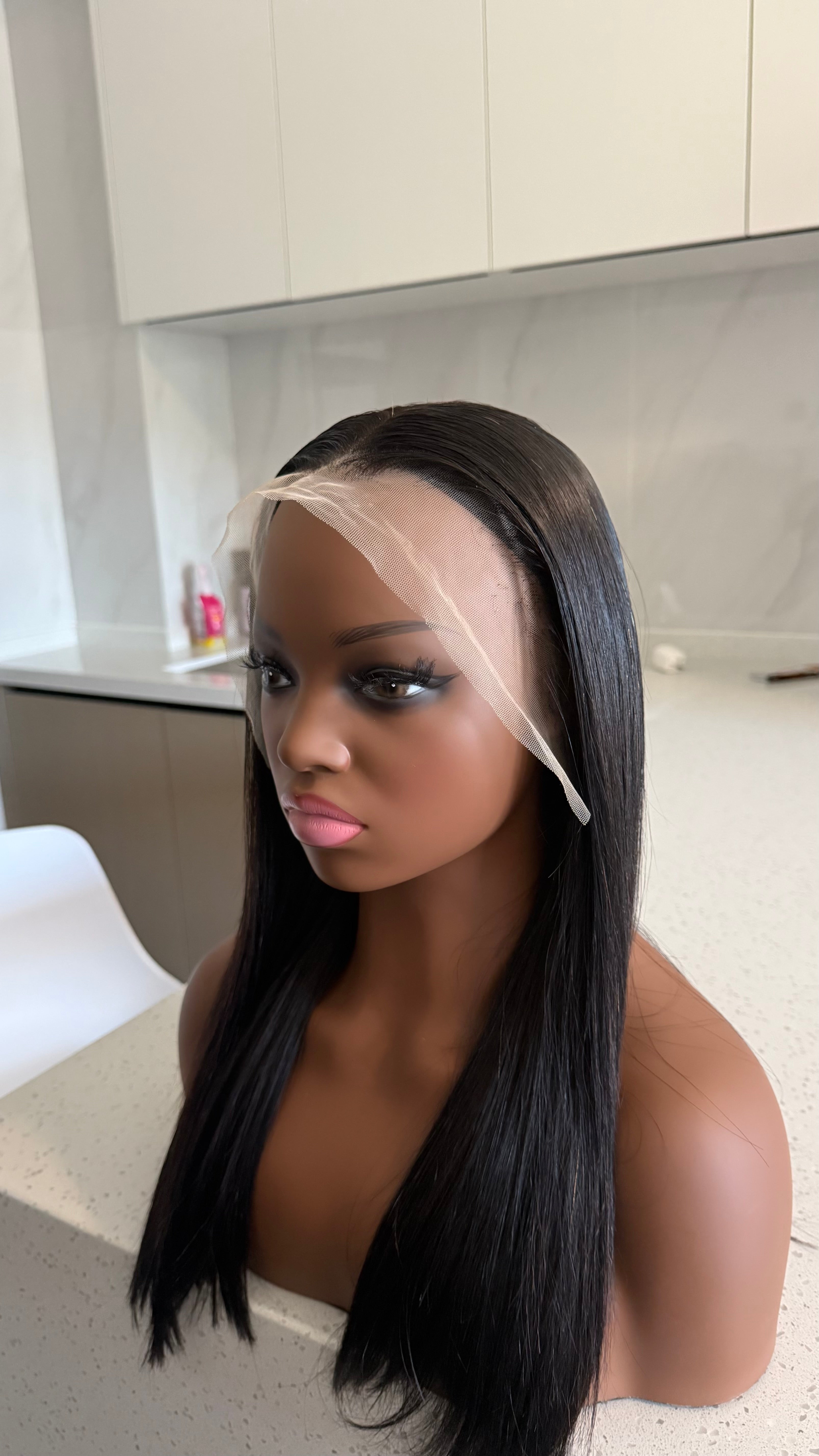 Perruque Saphira : 130€ perruque mi-longue 18 pouces noire bonnet réglable HD lace 180% densité