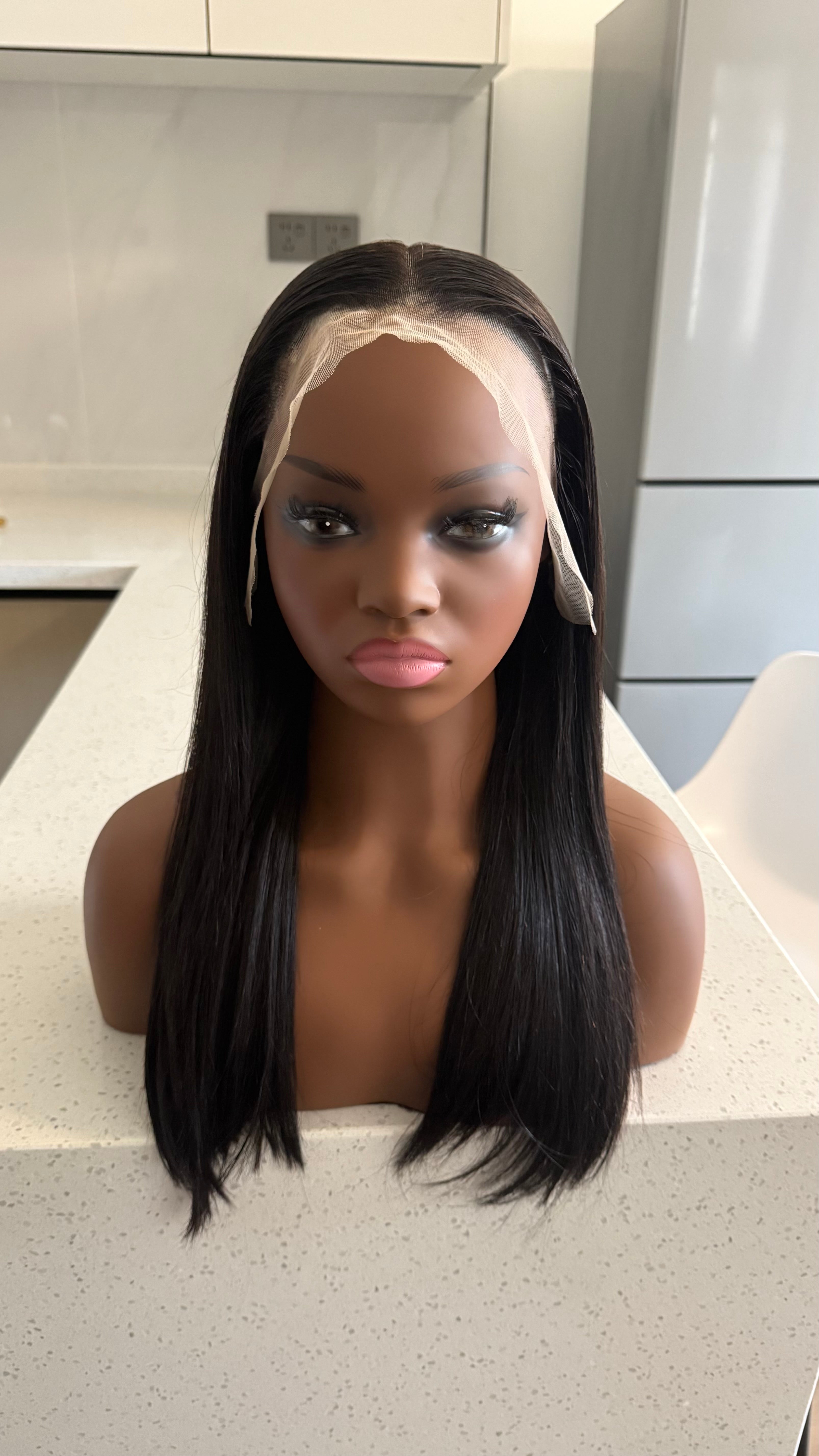 Perruque Saphira : 130€ perruque mi-longue 18 pouces noire bonnet réglable HD lace 180% densité